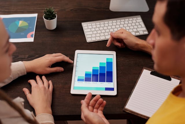 2 entrepreneurs analyzing data