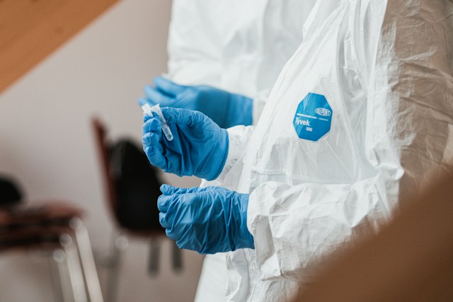 a person wearing blue gloves